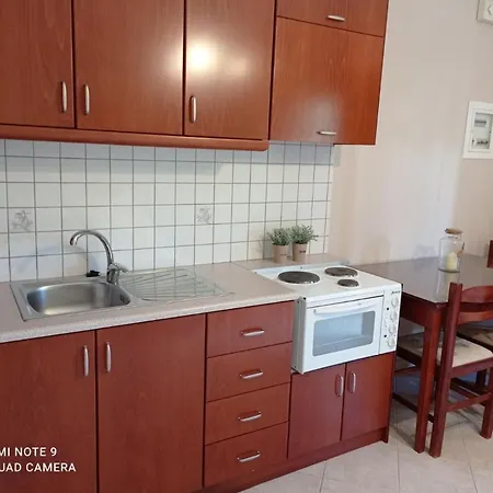 Nisos Family Apartamento Yénion